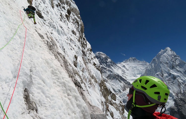 Abriendo Les Voyages de Petit Prince, con Everest y Lhotse al fondo. Foto: Facebook Zsolt Torok
