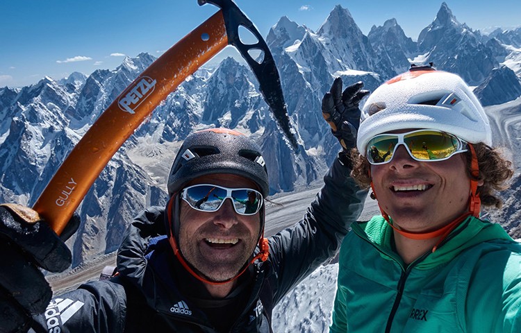 Alex Huber y Fabian Buhl, cima del Choktoi Ri tras abrir The Big Easy. Foto: Huberbuam Facebook
