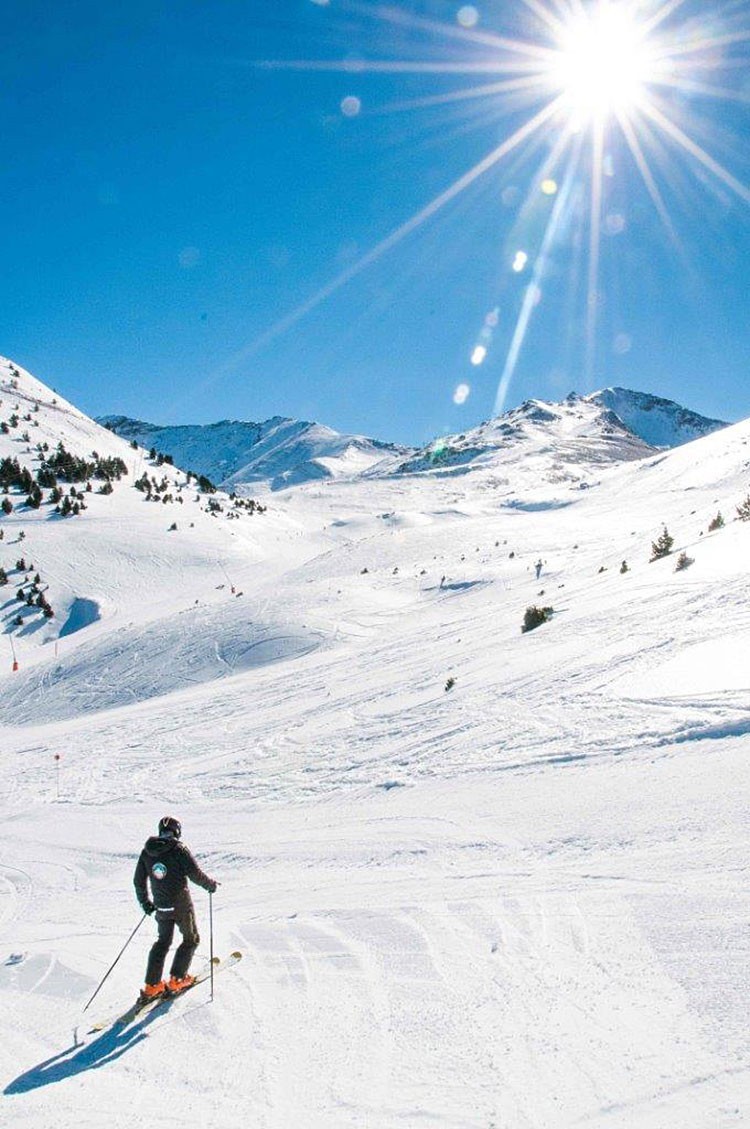 Esquiando en Cerler, Valle de Benasque. Foto: Aramon Cerler