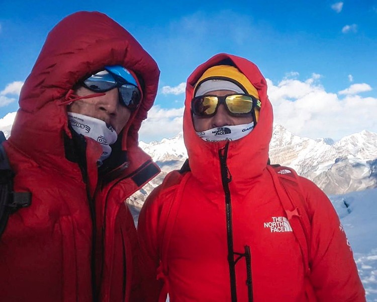 Simone Moro y Pemba Gelje Sherpa, en la cima del Mera Peak hace unos días. Foto: Simone Moro
