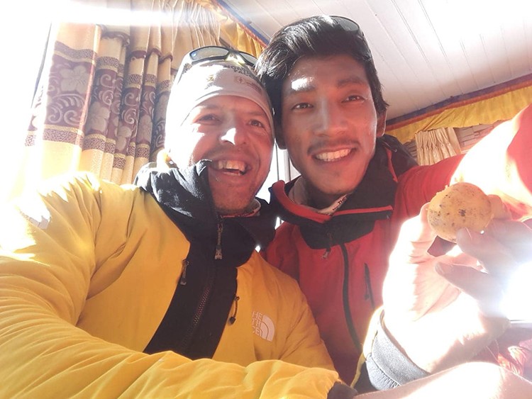Simone Moro y Pembe Gelje Sherpa, en el lodge de Khare hace unas fechas. Foto: Simone Moro
