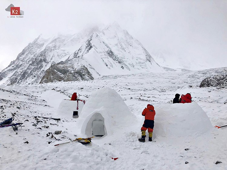 Construyendo los iglúes: Foto: Alex Txikon, Winter To Appeal
