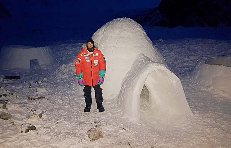 Alex Txikon, delante de su iglú. Foto: Alex Txikon, Winter To Appeal