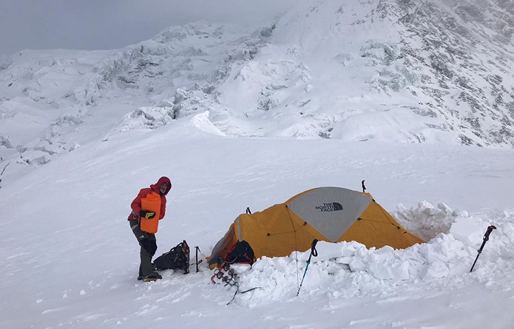 Campo 1 de Simone Moro y Pemba Gelje Sherpa en Manaslu invernal. Foto: Simone Moro