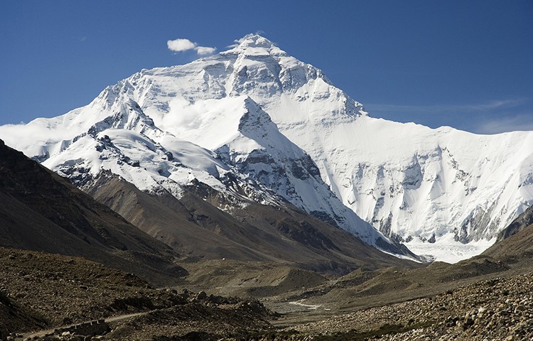 Everest, vertiente tibetana. De I, Luca Galuzzi, CC BY-SA 2.5, wikimedia commons