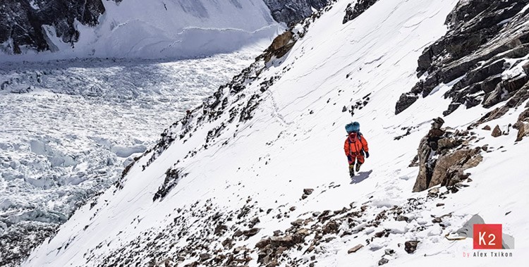 Alex Txikon equipa hasta el campo 2 en el K2 invernalf. Foto: Alex Txikon
