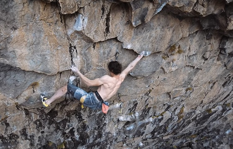 Adam Ondra escalando en el Valle de los Cóndores. Imagen: Bernardo Giménez