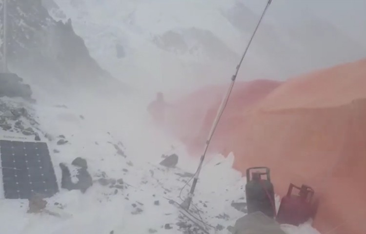 Vientos huracanados en el K2 invernal. Foto: Alex Txikon