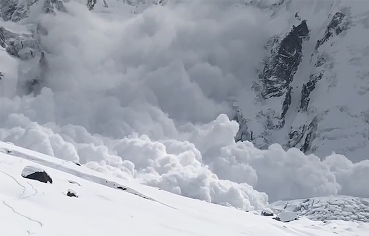 Enorme avalancha que barre todos los campos en el Nanga Parbat. Foto: Expedición Alex Txikon K2