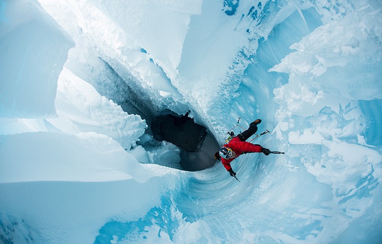 Will Gadd, escalando en los glaciares de Groenlandia. Foto: Christian Pondella, RedBullContentPool