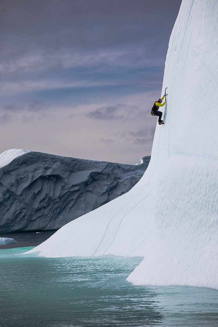 Escalando un iceberg. Foto: Christian Pondella. Red Bull Content Pool
