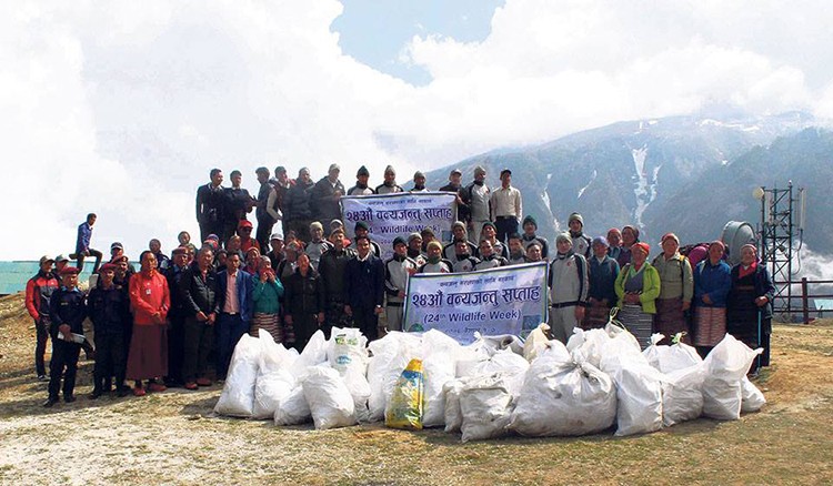 Equipo con parte de la basura recogida. Foto: Sherpa Heritage Trails