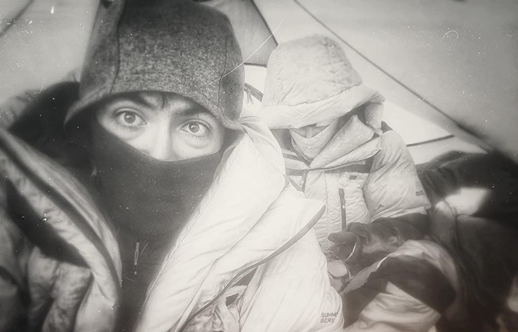 Esteban Topo Mena y Cory Richards, vivac en Everest. Foto: Richards-Mena, Facebook Richards