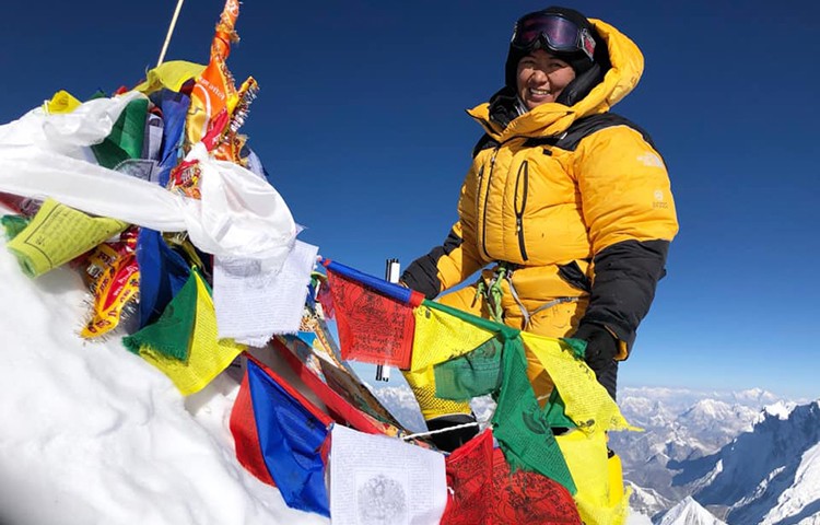 Dawa Yangzum Sherpa, en la cima del Makalu. Foto: Dawa Yangzum Sherpa