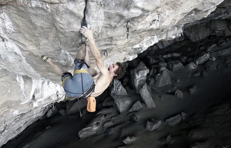 Adam Ondra en el paso clave de Silence, 9c, cueva de Flatanger. Foto: Adam Ondra
