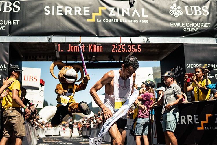 Kilian Jornet entra en meta en la Sierre-Zinal. Foto: Martina Valmassoi/Salomon
