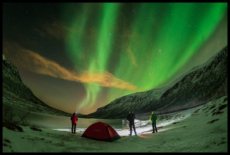 Aurora Boreal acampados a la orilla de un lago, Lofoten. Foto: Javier Camacho