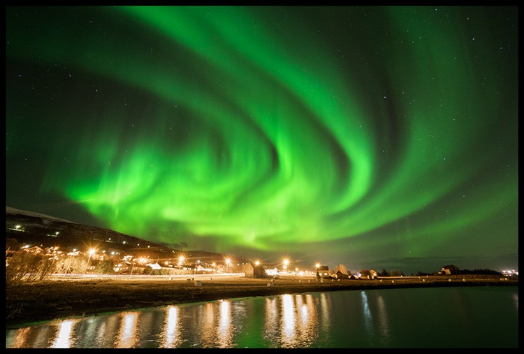 Aurora Boreal cerca de Tromso; convirtiendo las luces de la ciudad en aliadas. F: Javier Camacho
