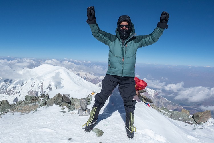 Foto de cumbre en el pico Lenin 7134 m. Foto: Javier Camacho