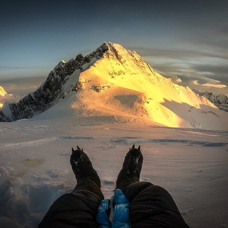 Kilian Jornet, por encima del Collado Sur, Everest. Al fondo, Lhotse. Foto: FB Kilian Jornet