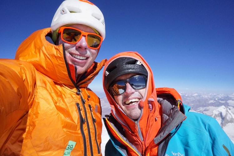 Tom Livingstone y Ally Swinton, cima en el Koyo Zom. Foto: FB Tom Livingstone
