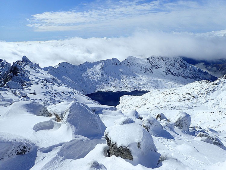 Cara Sur desde la cima, con Cregüeña todavía sin hielo. Foto: Jonatan García