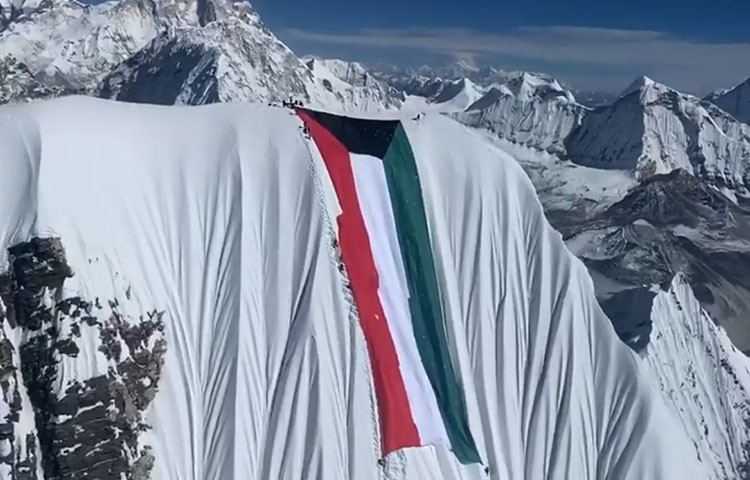 La bandera kwaití en la cumbre del Ama Dablam. Foto: FB Nirmal Purja