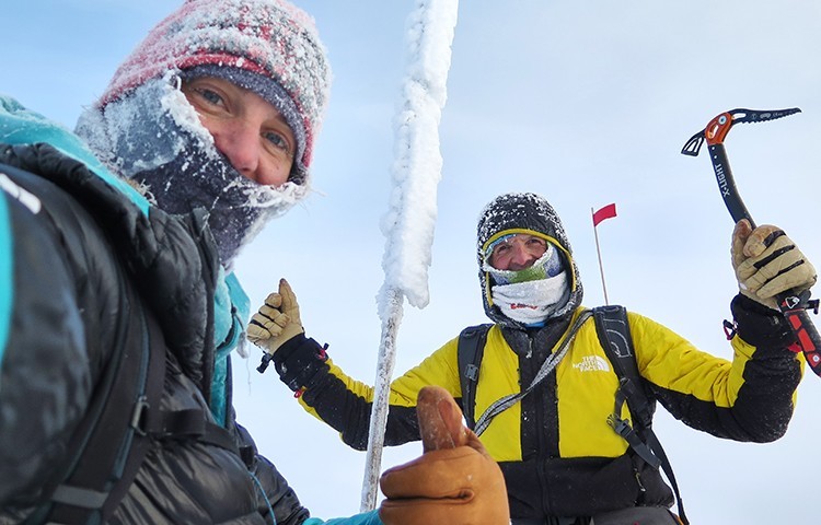Tamara Lunger y Simone Moro, en la cima del Pik Pobeda. Foto: The North Face
