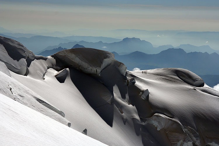 Alpinistas en la ruta de Goûter, hacia cima en Mont Blanc. Foto: Jonás Cruces, Todovertical V+ 