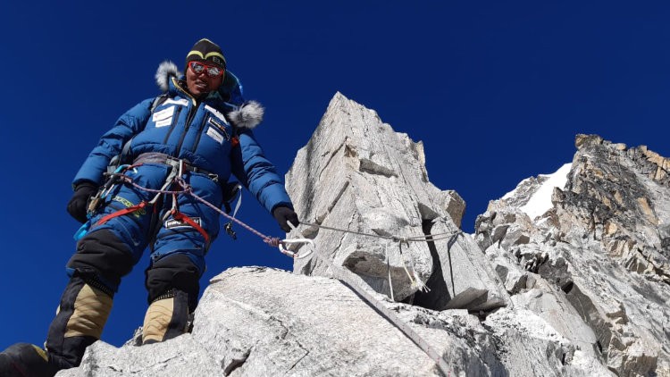 Cheppal Sherpa, equipando en el Ama Dablam. Foto: Alex Txikon