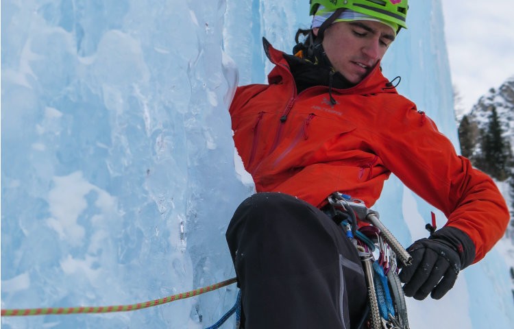 Álvaro Lafuente buscando su tornillo de hielo en Dolomitas. Foto: Álvaro Lafuente