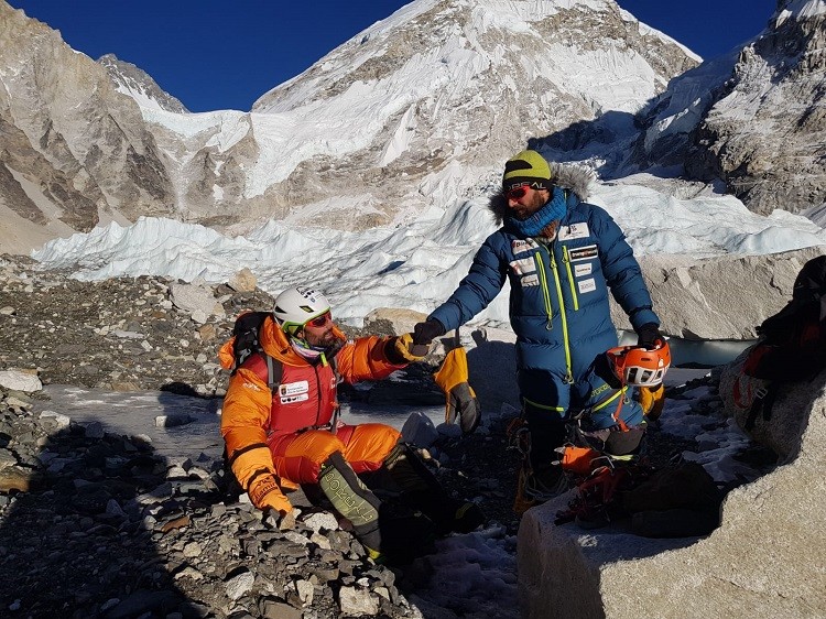 Alex Txikon y Jonatan García, tras el rescate en Everest. Foto: Alex Txikon