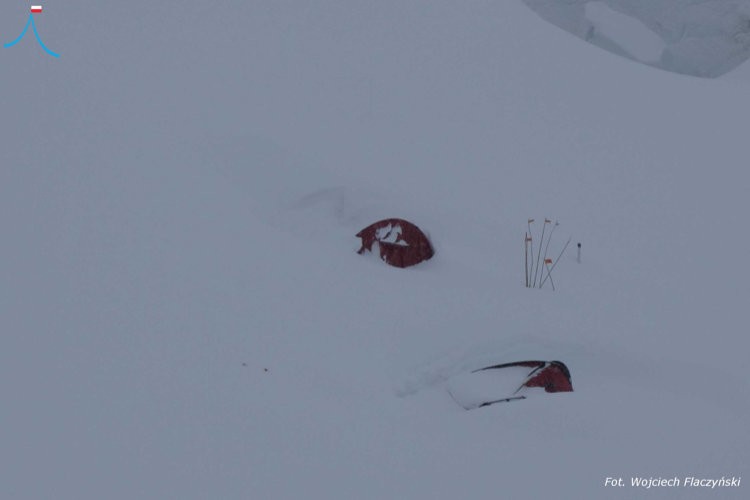 Van apareciendo bajo la nieve las tiendas del campo 1. Foto: Wojciech Flaczynski