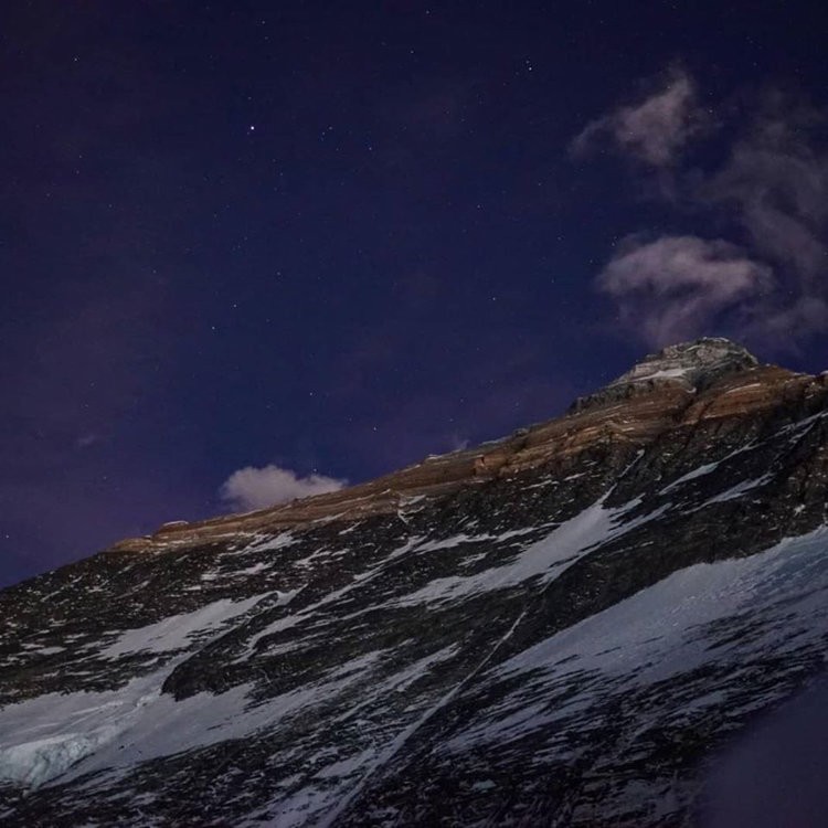 La cima del Everest desde el campo 1 a 6.000m, en el  Lho La. Foto: Jost Kobusch