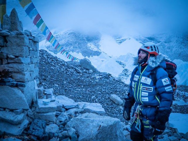 Alex, partiendo del campo base del Everest. Foto: Diego Martínez