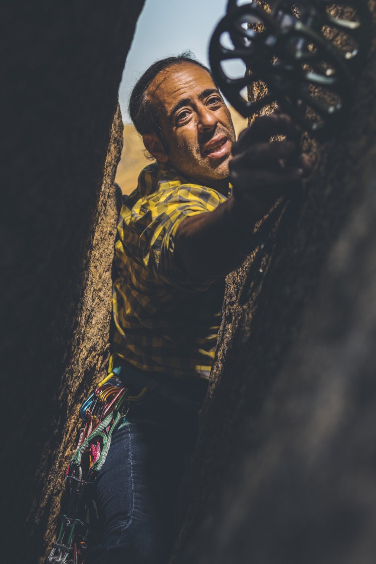 Pedro Cifuentes, colocando cacharros en el granito de Madagascar. Foto: José Allende