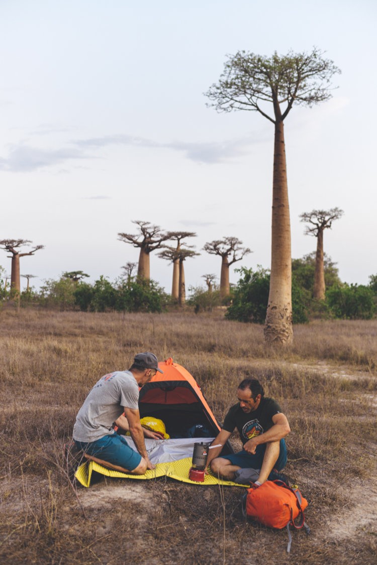 Preparando la noche entre baobabs. Foto: Manu Prat