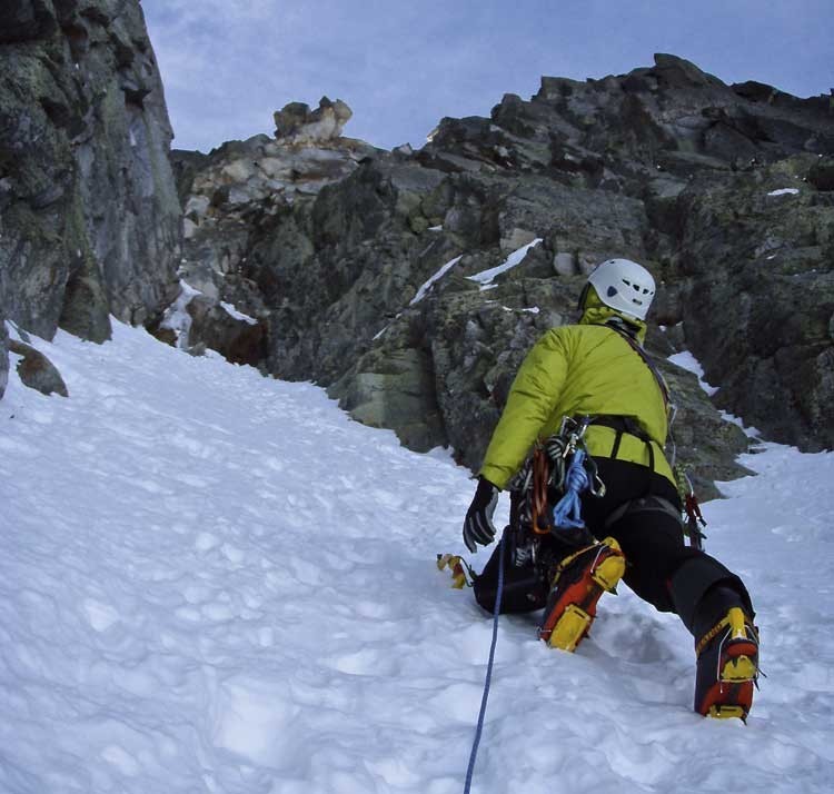 Bota rígida para alpinismo. Es fácil imaginar qué ocurriría con uan bota blanda. Foto: Dani Vega