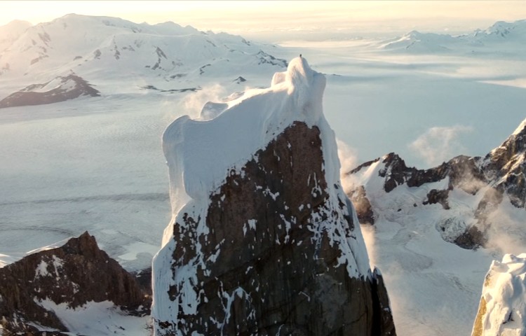 Cima del Cerro Torre. El campo de hielo patagónico al fondo. Foto: Jeff y Priti Wright
