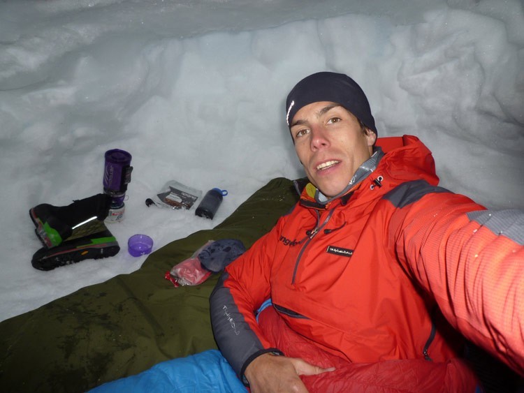 Manu Córdova en cueva de hielo. Foto: Manu Córdova