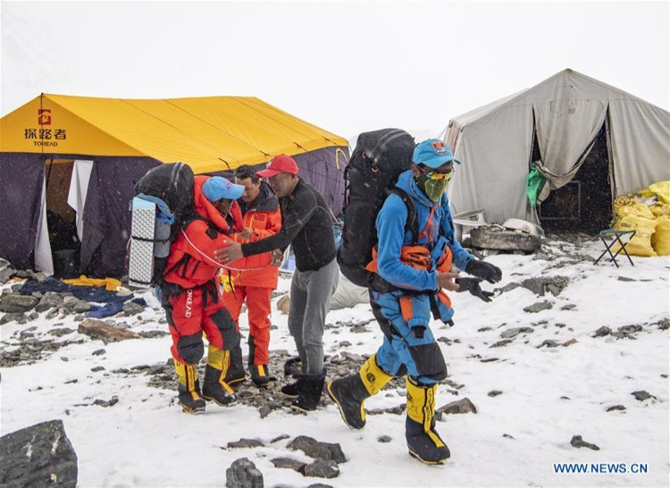 Abandonando el campo base del Everest. Foto: news.cn, Xinhua/Sun Fei