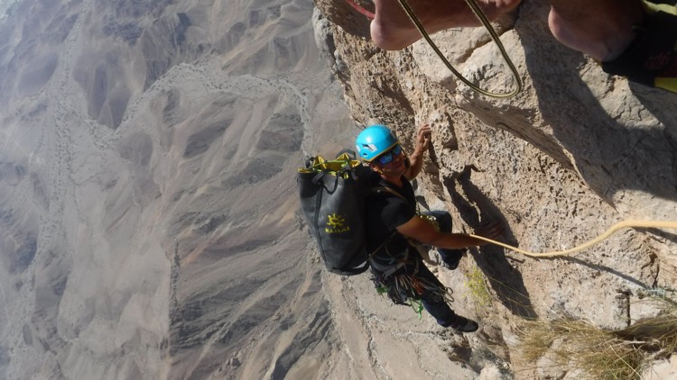 Edu Recio, escalando con el petate a la espalda. Foto: Ibarz, Montoya, Recio