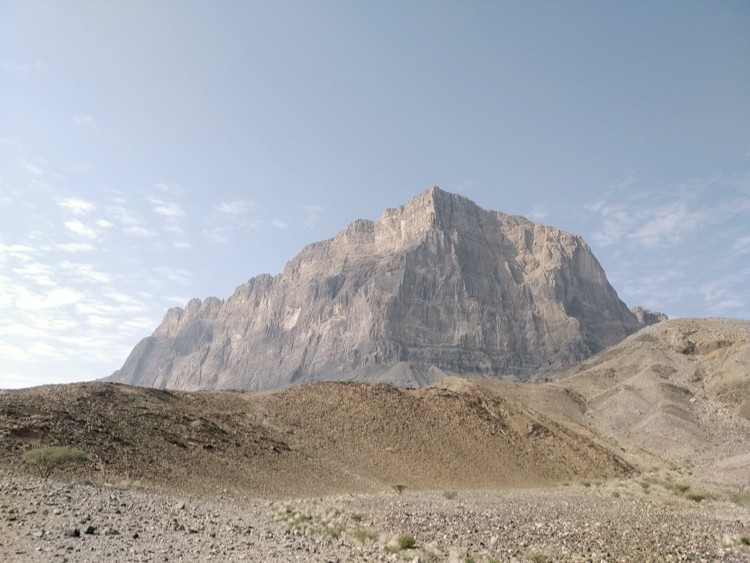 Un Cervino que surge en mitad del desierto. Foto: Ibarz, Montoya, Recio