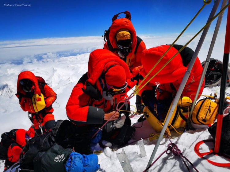 Los científicos chinos instalan sus aparatos en la cumbre del Everest. Foto: Xinhuanet