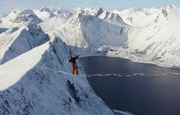 Slackline en el Ártico. Foto: Raised by wolves films