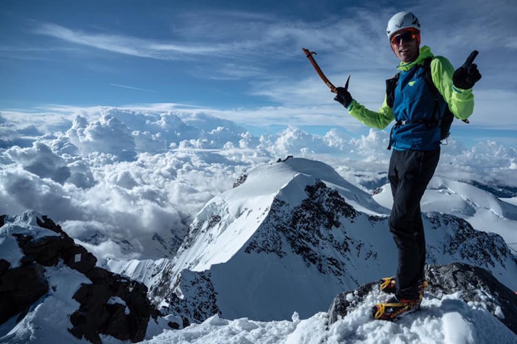 Andreas Steindl, en la cima de la Punta Dufour. Foto: Luca Rolli, Dynafit