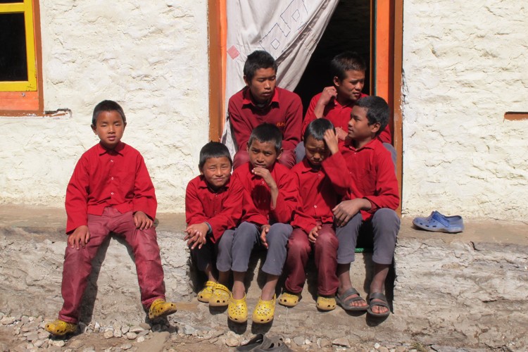Grupo de niños en la escuela de Beding. Foto: Jonathan Larrañaga