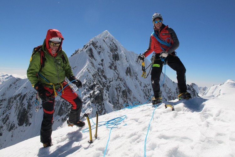 Jordi Corominas y Manu Córdova en la cumbre del Chukyma – Sano 5.950m. Foto: J. Larrañaga