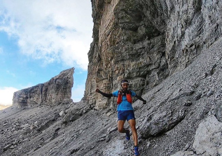 Aritz Egea, récord Monte Perdido Extrem, a su paso por la Brecha de Roldán. Foto: Salomon