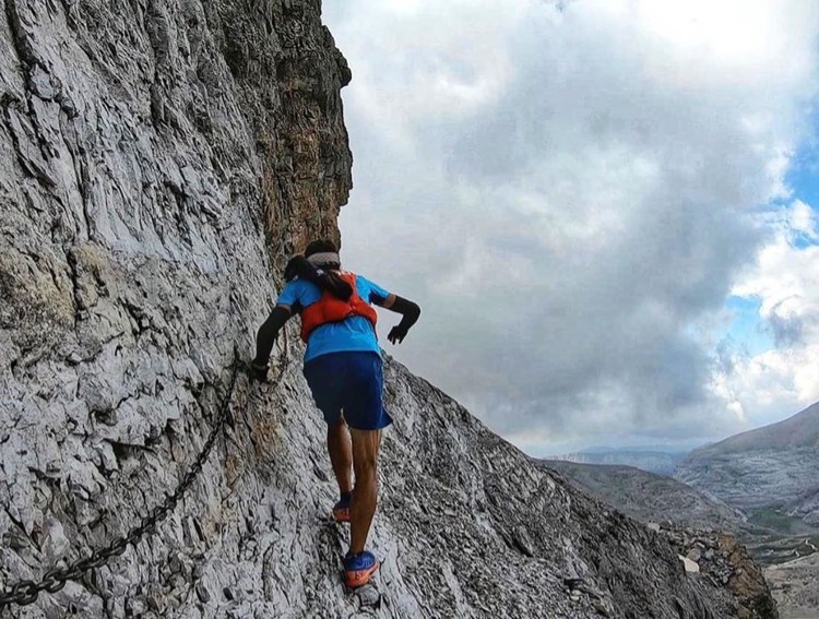 Aritz Egea, récord Monte Perdido Extrem, a su paso por la Brecha de Roldán. Foto: Salomon